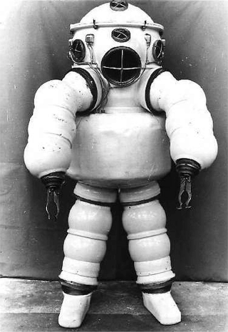 Illustration for article titled The Strange and Wonderful History of Diving Suits, From 1715 to Today